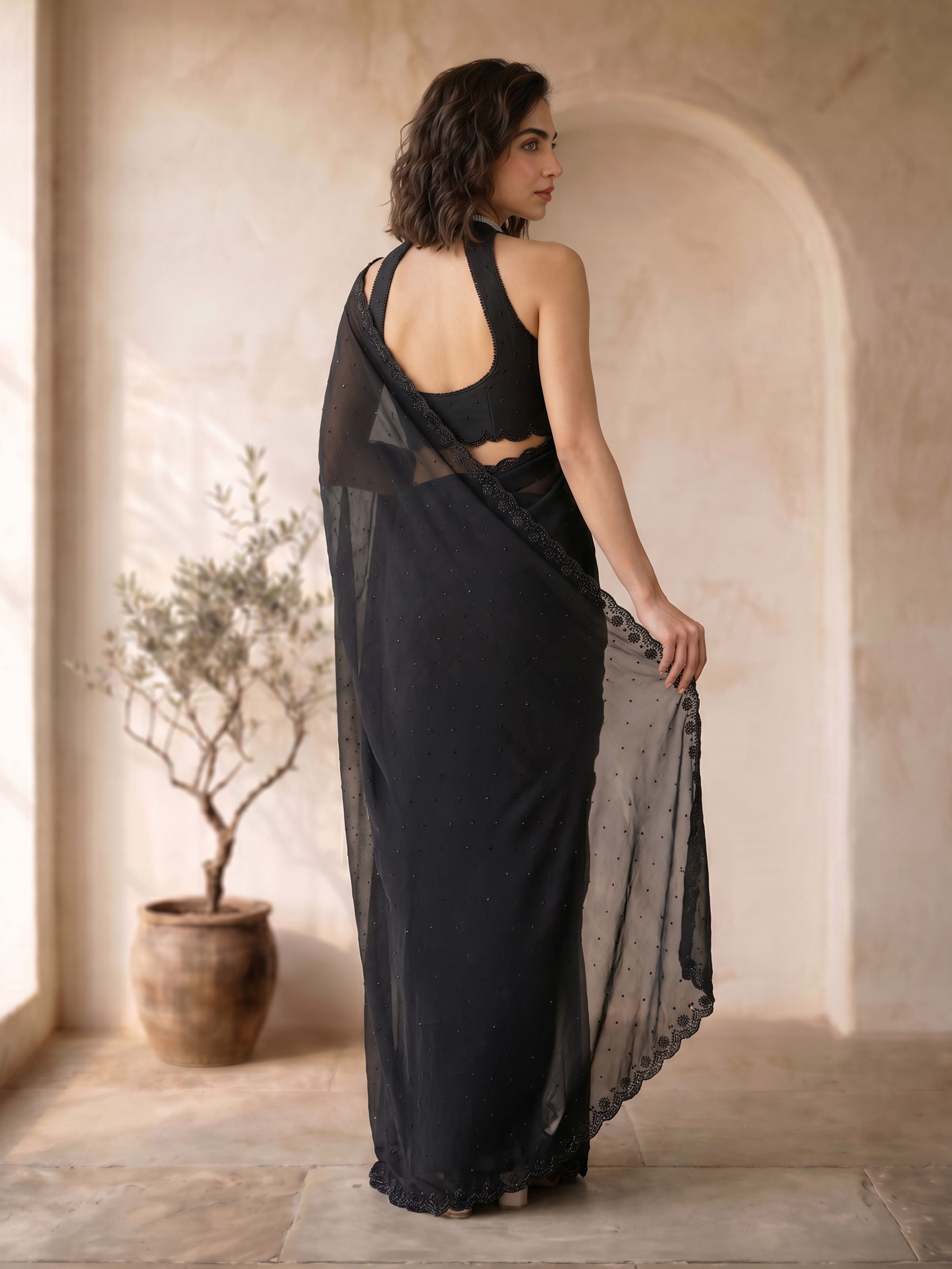 Women's Black Georgette Hem Design Saree With Unstitched Blouse Piece